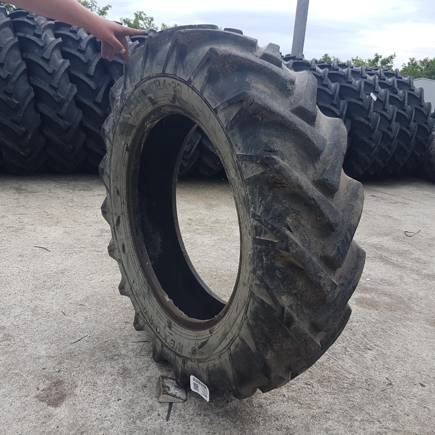  Cauciucuri 12.4-28 (320/85R28) Rekord