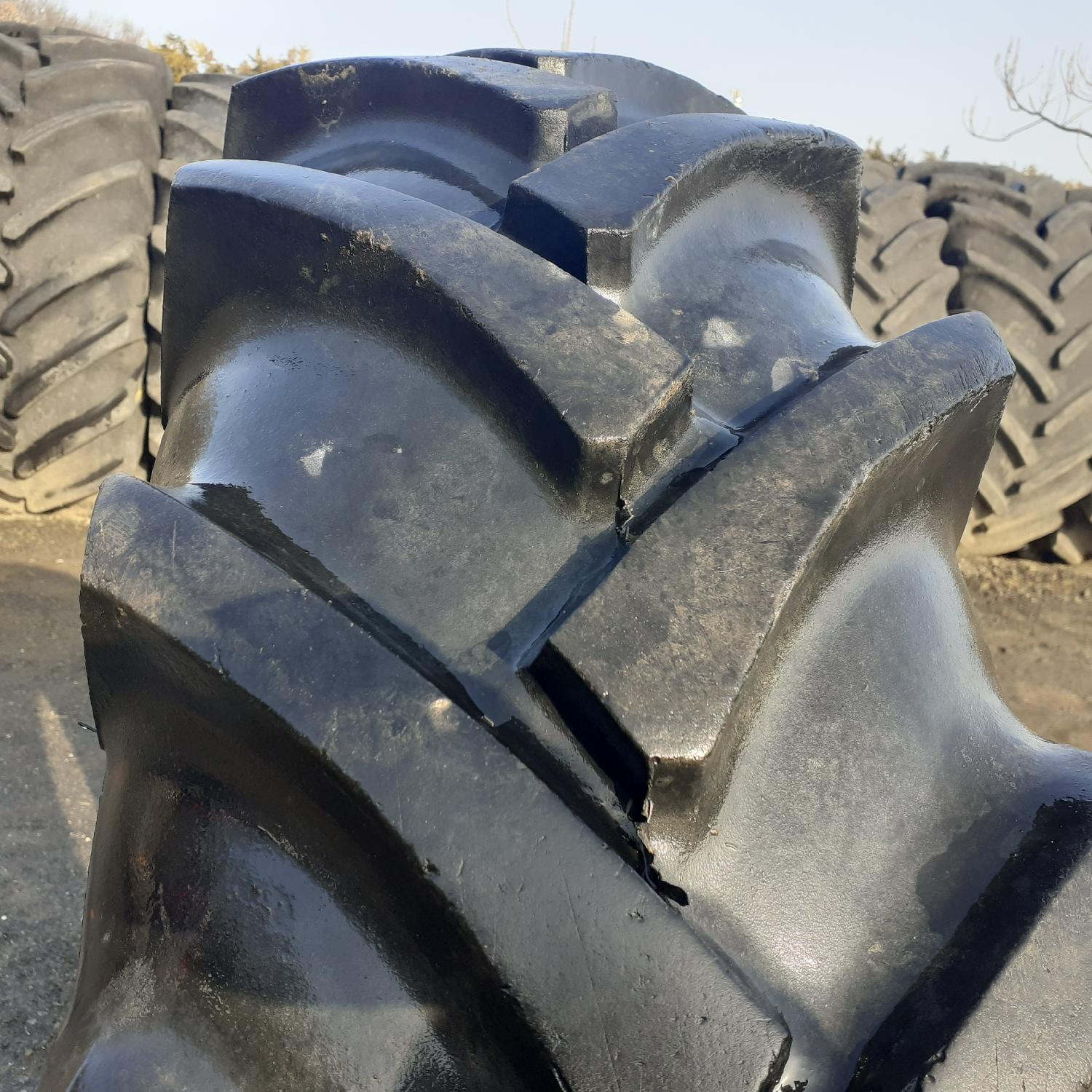  Cauciucuri 12.4-28 (320/85R28) Vredestein