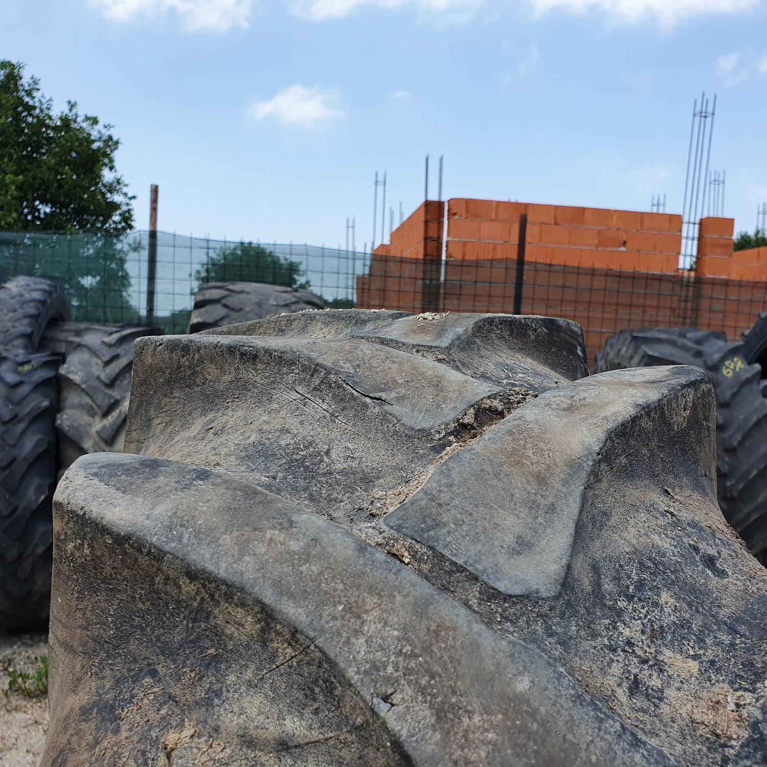  Cauciucuri 12.4-28 (320/85R28) Vredestein