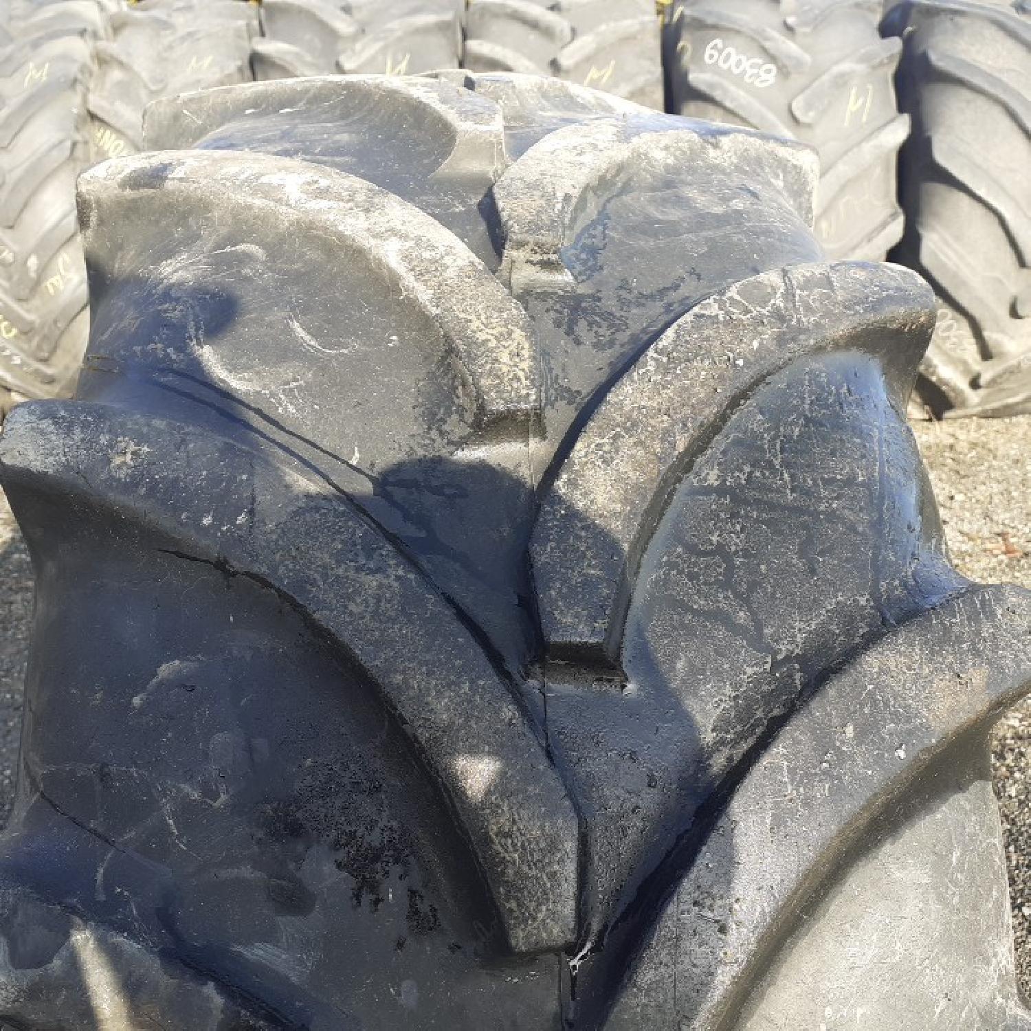  Cauciucuri 440/65R24  Vredestein
