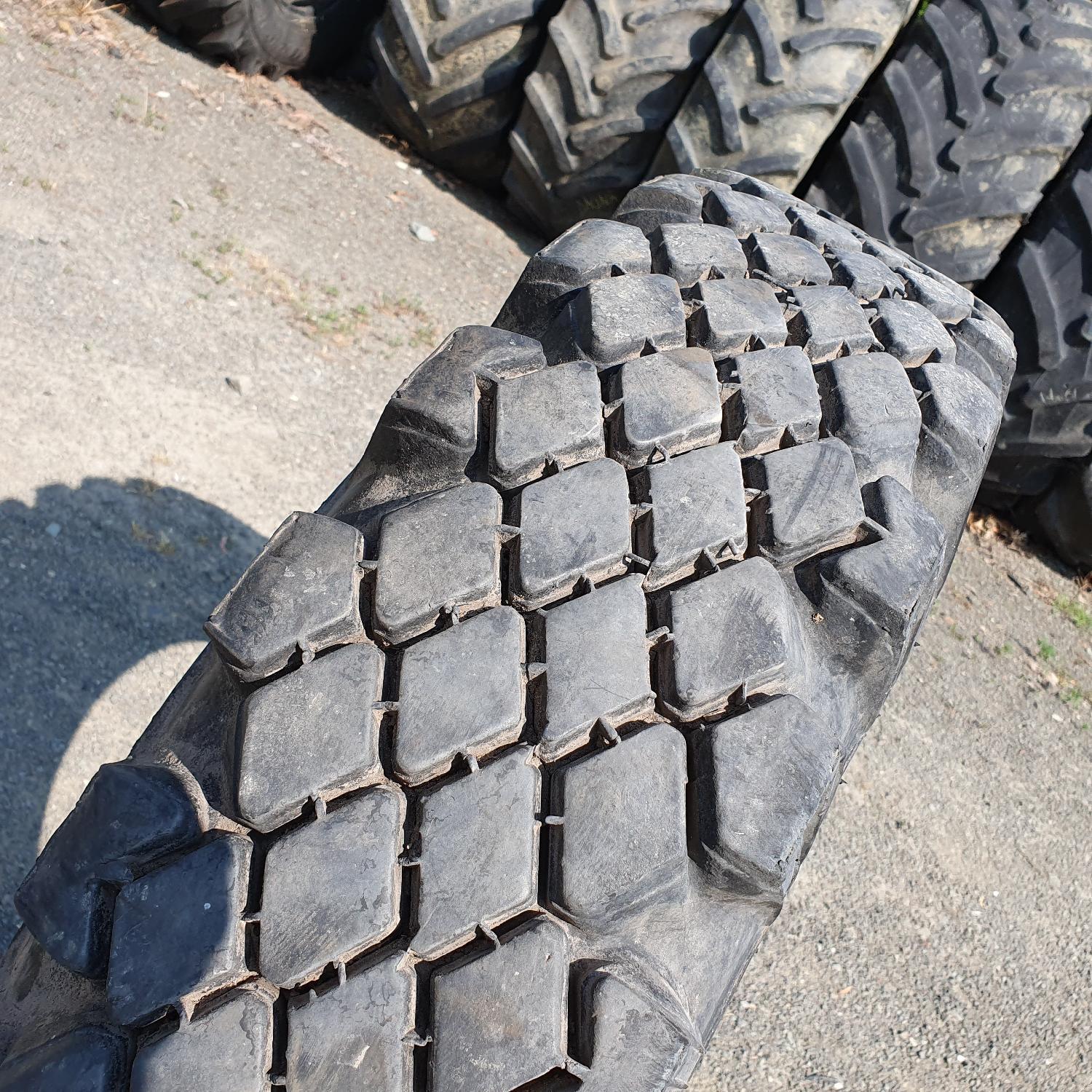  Cauciucuri 9.00-20  Universal