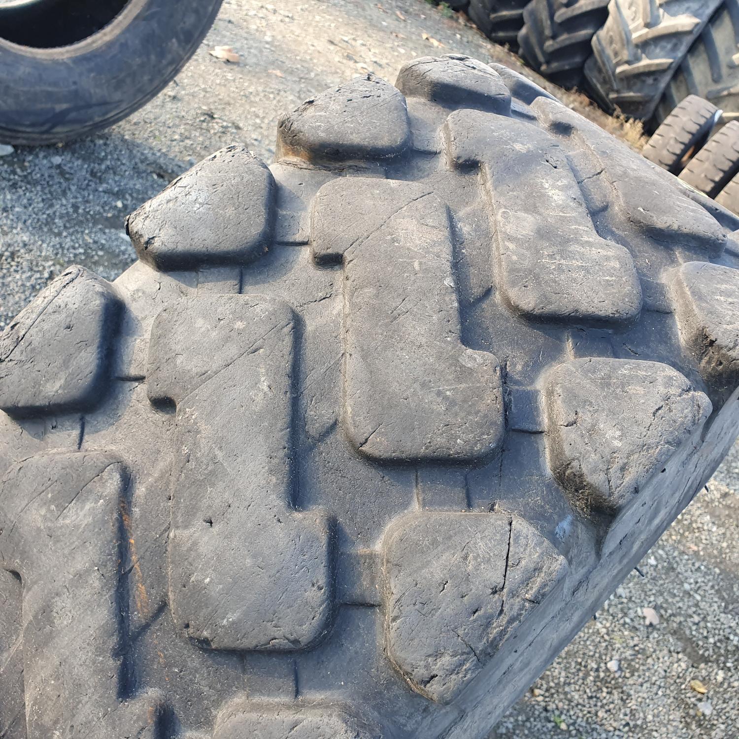  Cauciucuri 20.5/70-16  Universal