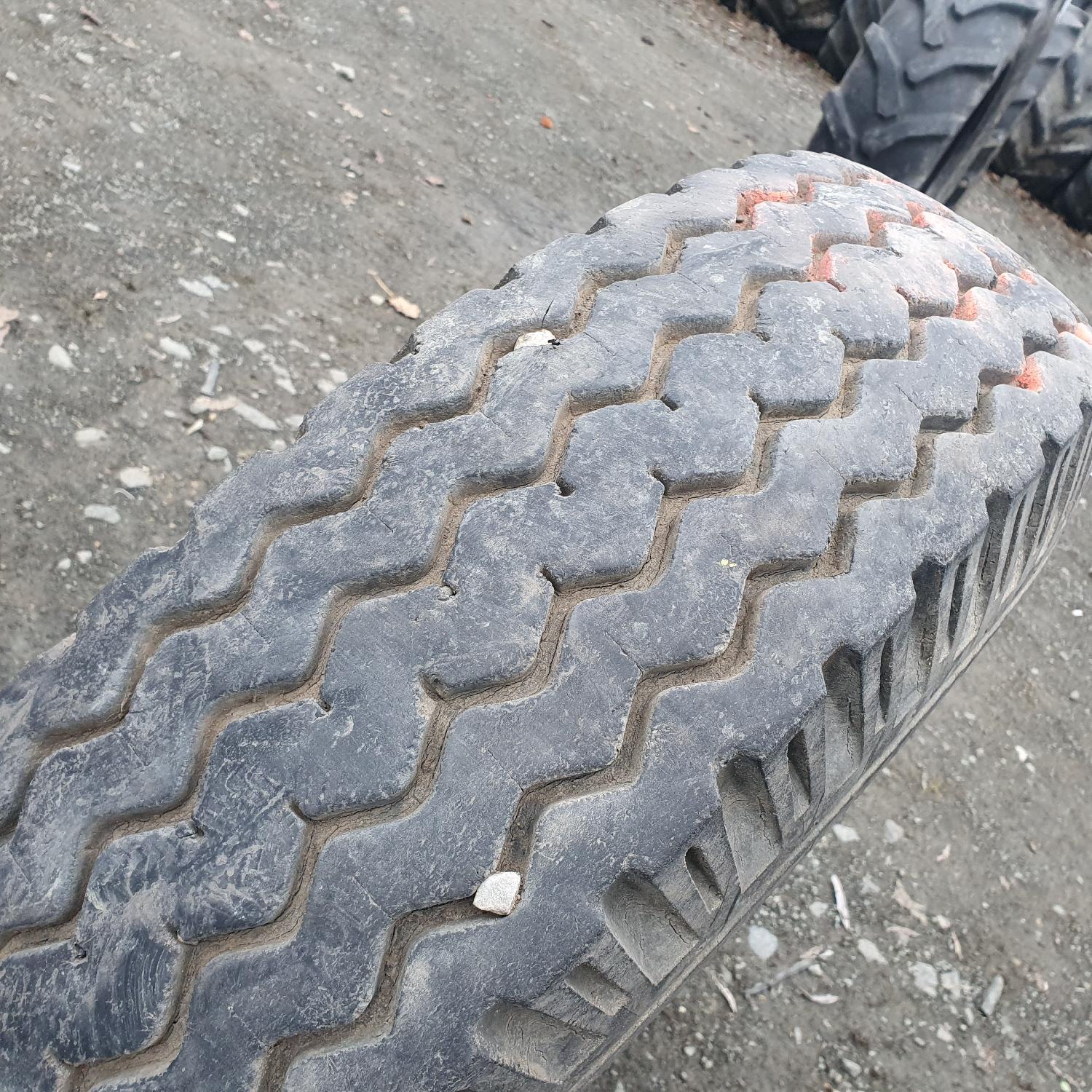  Cauciucuri 9.00-16 (37x12.50R16) Semperit