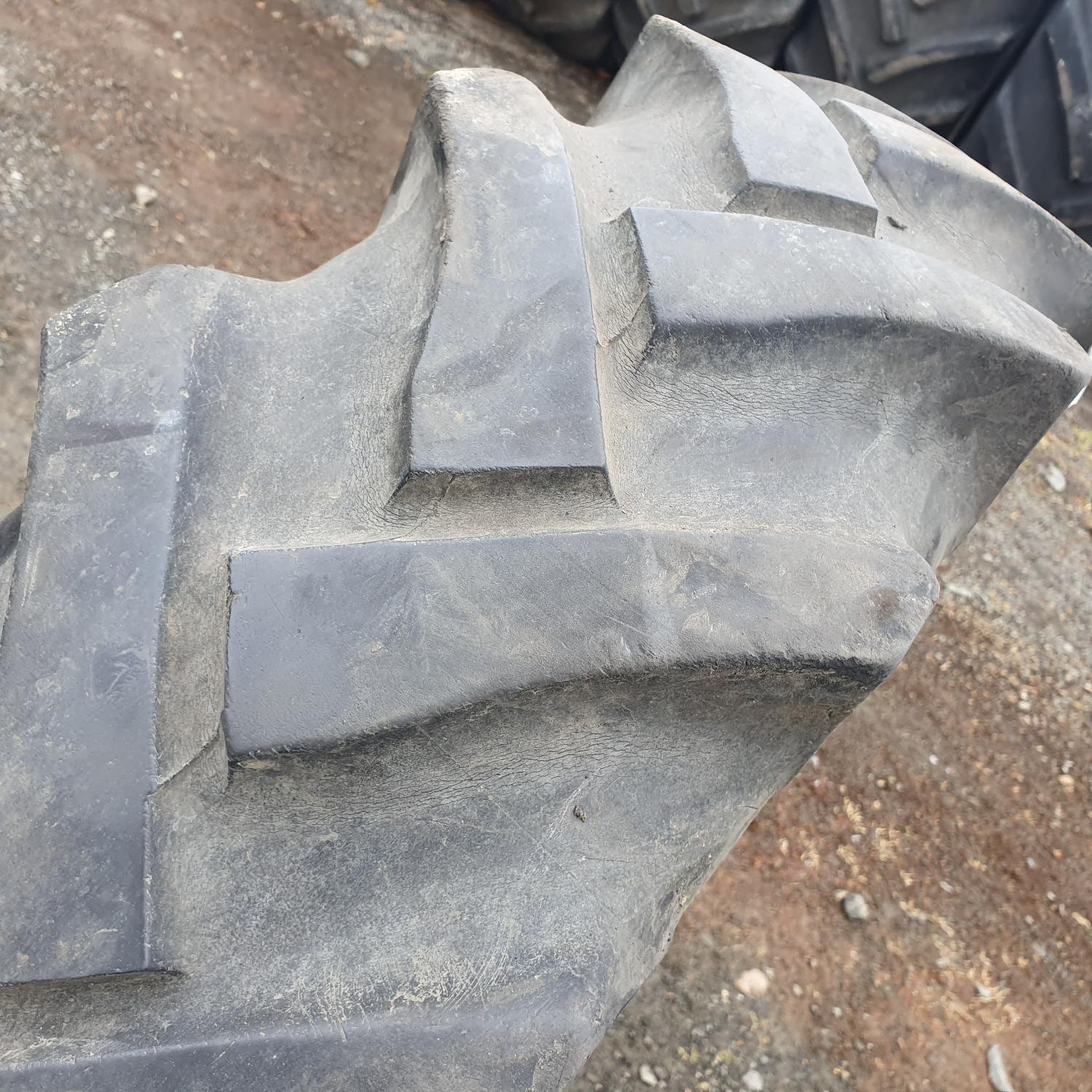  Cauciucuri 9.5-24 (250/85R24) Pirelli